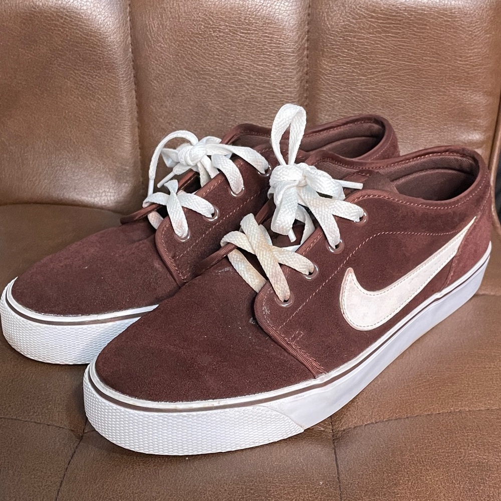 Nike Low Top Skate Men's Maroon and White Sneakers - Picture 2 of 11